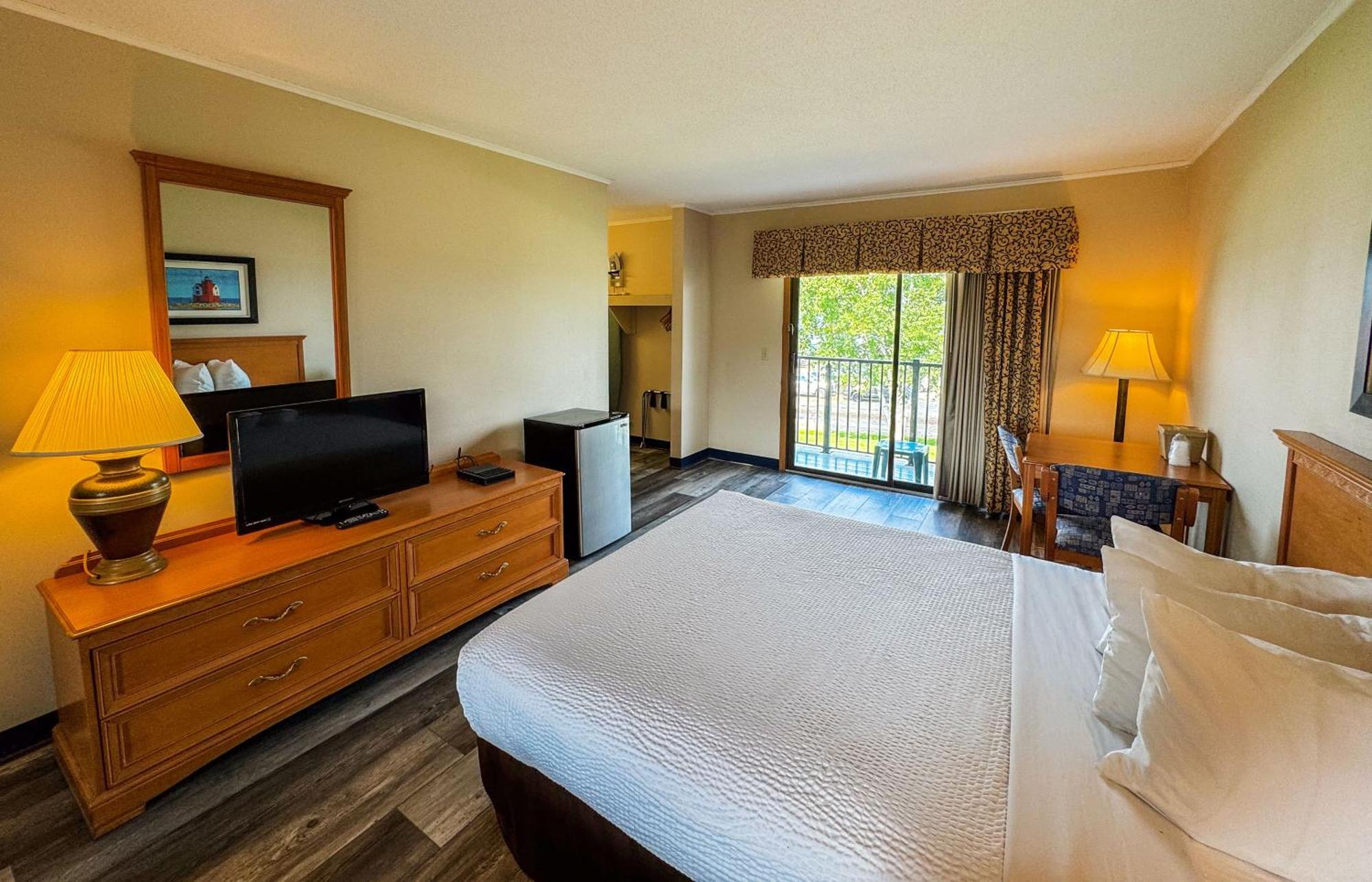 Days Inn By Wyndham Mackinaw City - Lakeview Экстерьер фото
