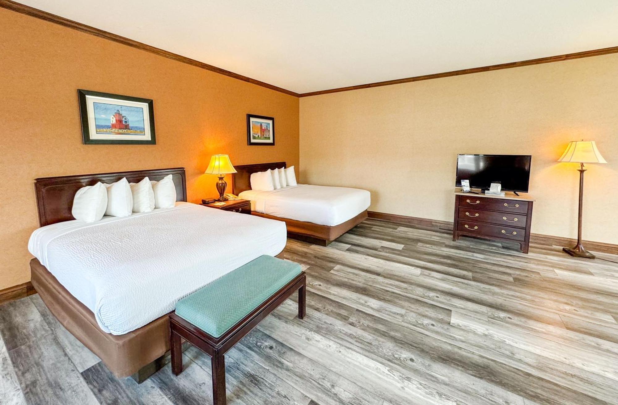 Days Inn By Wyndham Mackinaw City - Lakeview Экстерьер фото
